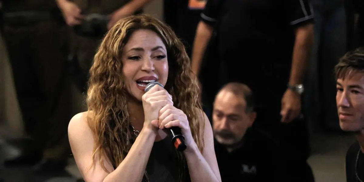 ¡Shakira llega a Argentina y los fans enloquecen! Descubre el misterio detrás de su llegada.