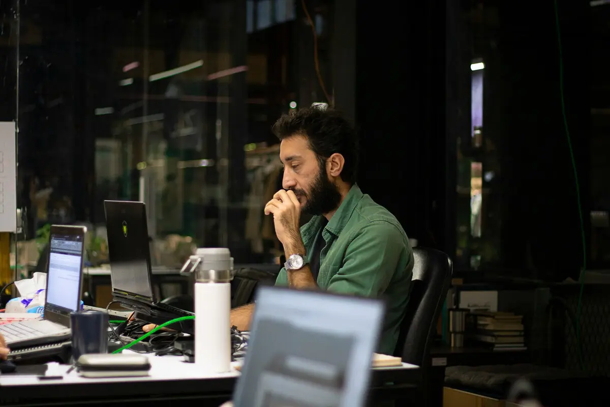 Descubre la trampa silenciosa que afecta tu productividad diaria.