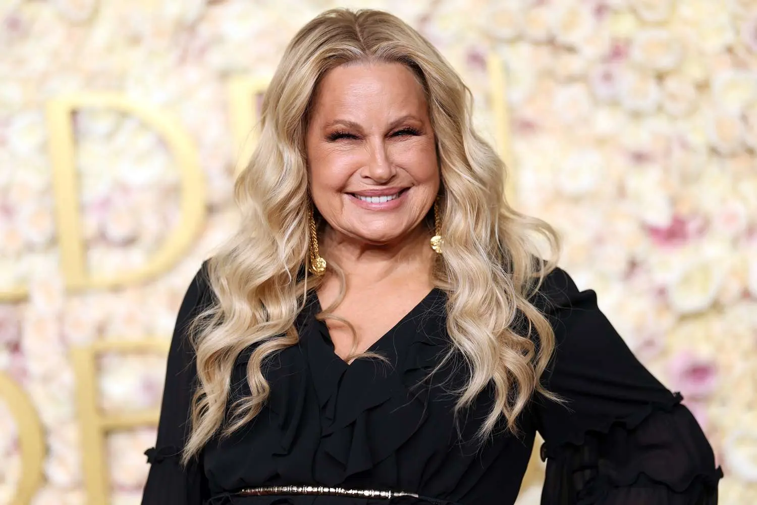 ¡Increíble! Jennifer Coolidge revela su audaz infancia comprando cerveza disfrazada