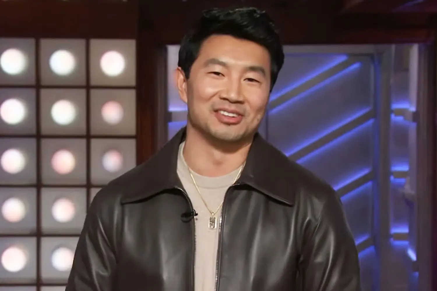 Simu Liu revela su sorprendente experiencia como anfitrión de último minuto en el show de Kelly Clarkson.