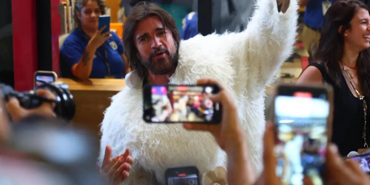 Juanes sorprende a todos disfrazado de oso en el metro, ¡no podrás creerlo!
