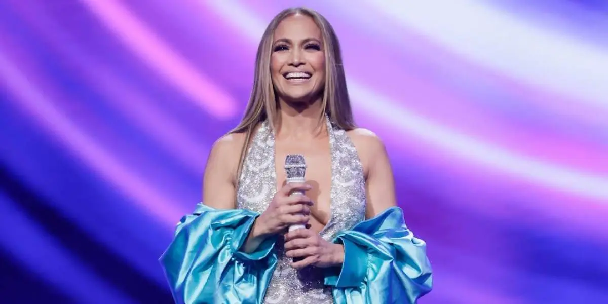 El beso de JLo que hizo explotar las redes durante los AMAs 2025