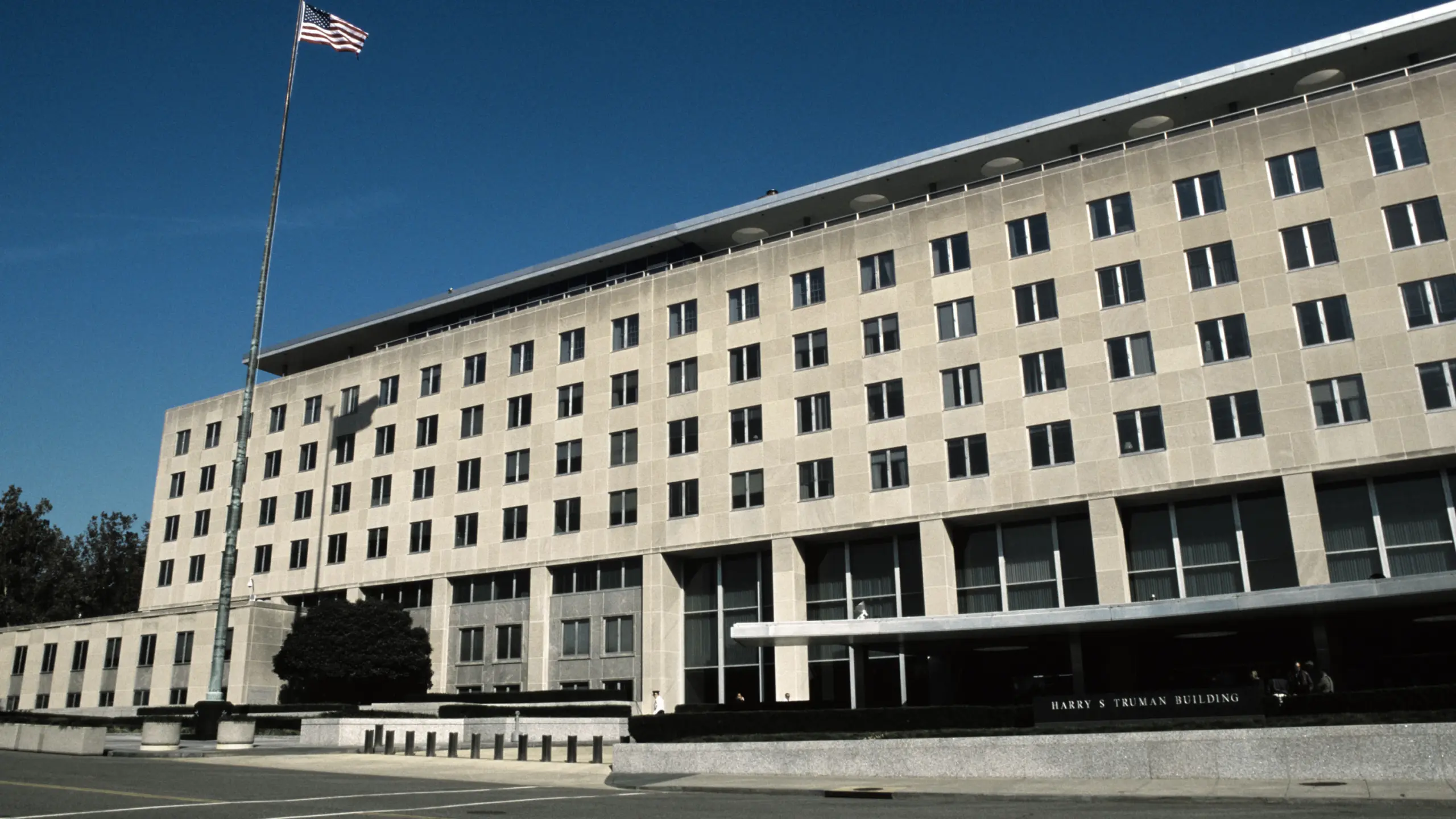¡Revelaciones Impactantes! Un funcionario busca comunicar secretos del Estado a críticos de Trump.