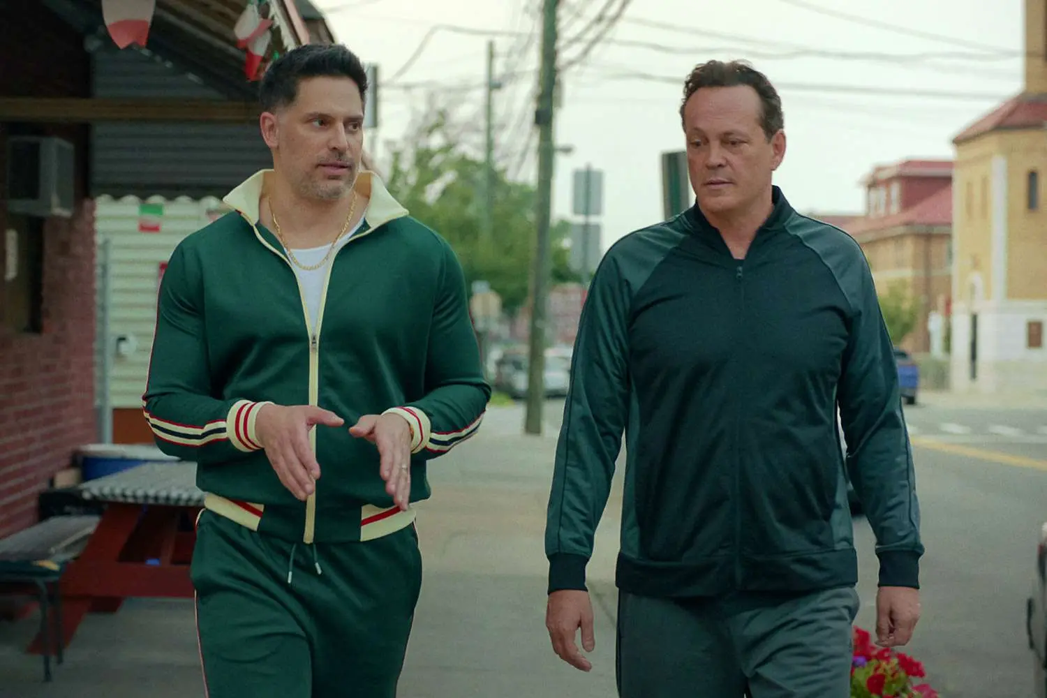 Joe Manganiello rinde homenaje a su herencia italiana en la nueva película Nonnas