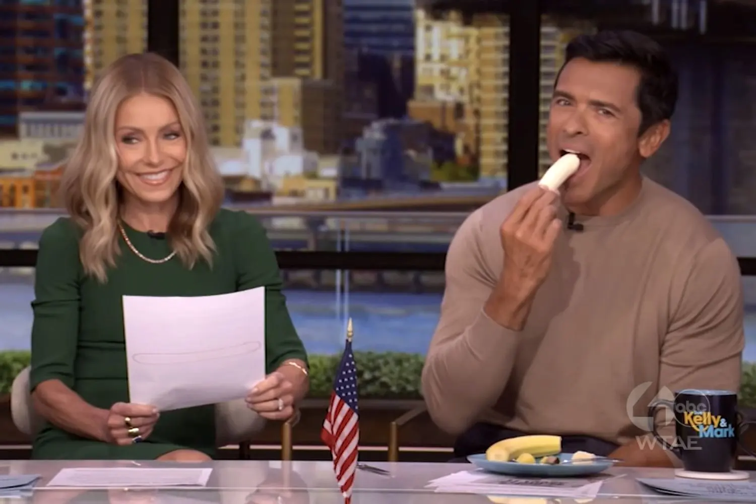Mark Consuelos se enfrenta a un banana y lanza un comentario inesperado- Últimas noticias Ecuador