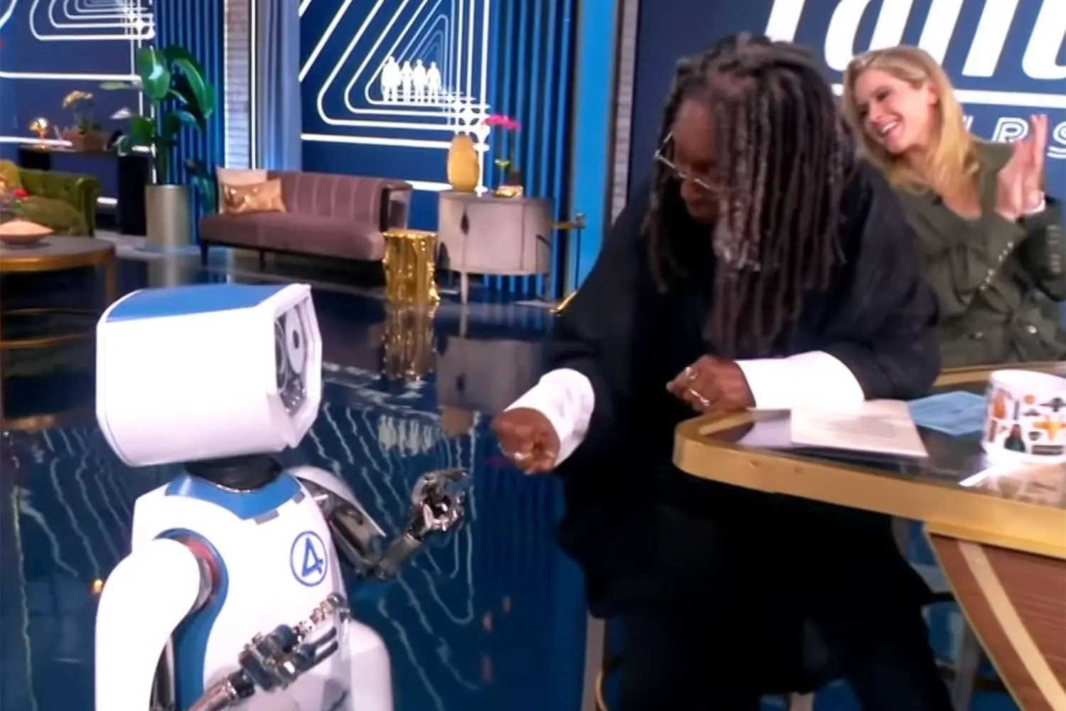 Whoopi Goldberg coquetea con un robot en The View, ¡no podrás creerlo!- Últimas noticias Ecuador