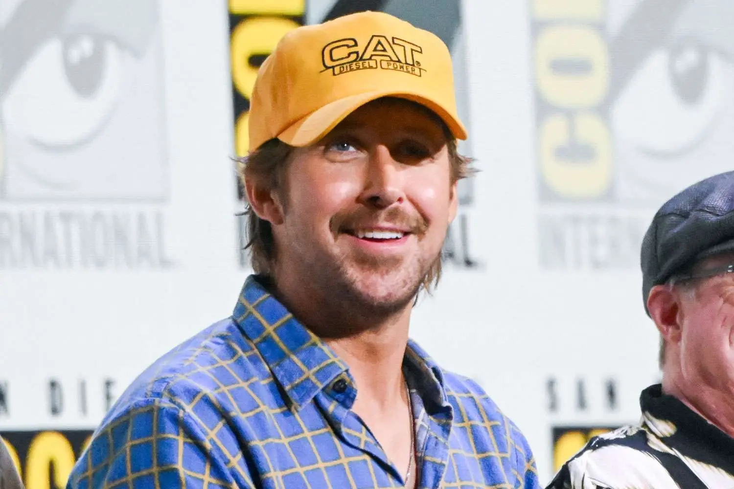 ¡Ryan Gosling revela su nuevo compañero alienígena en la Comic-Con!