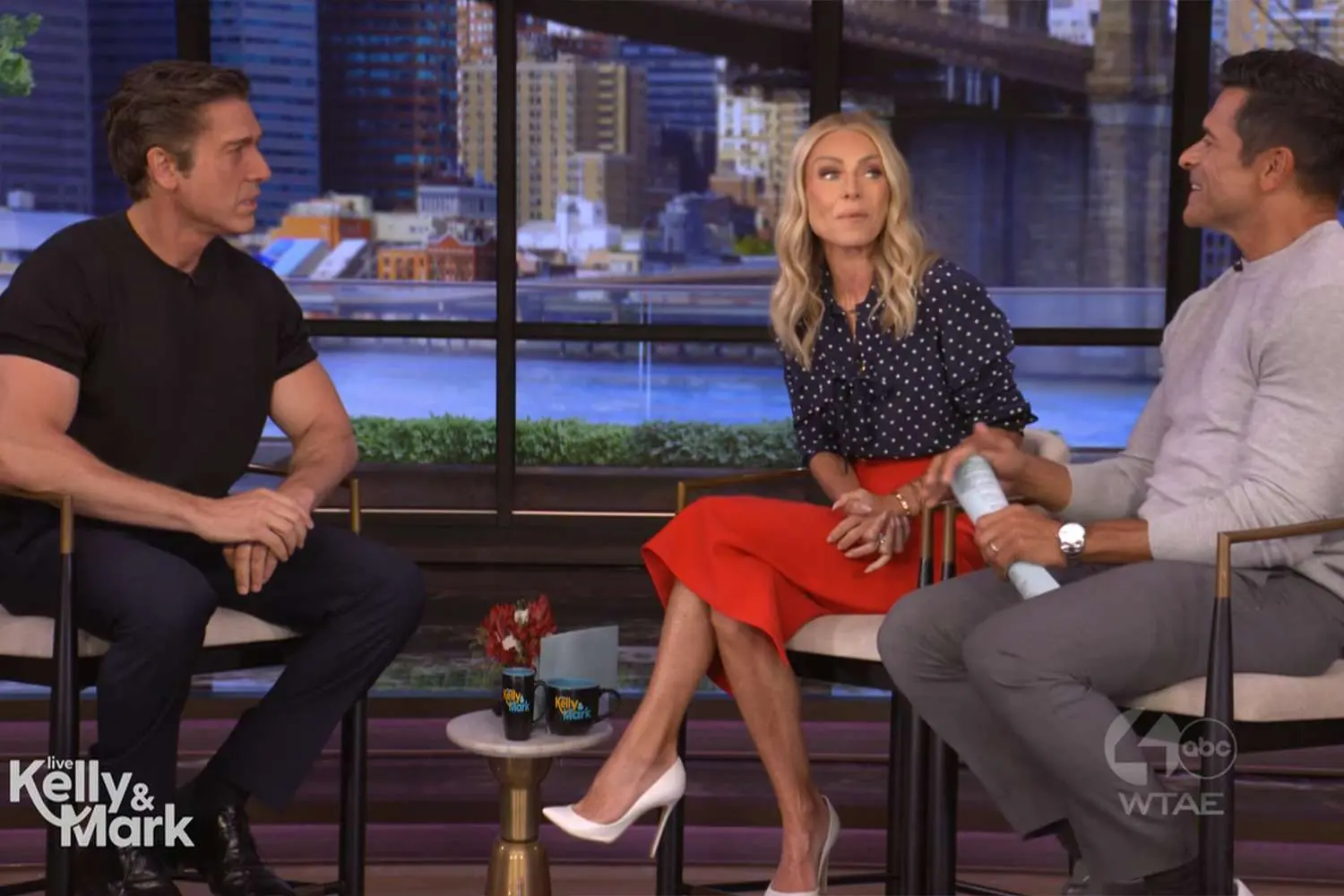 Kelly Ripa revela fotos escandalosas en pleno programa, David Muir se queda boquiabierto- Últimas noticias Ecuador