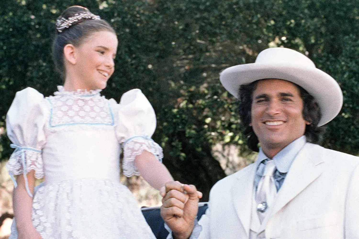 Descubre el mágico vínculo entre Melissa Gilbert y Michael Landon en el set.