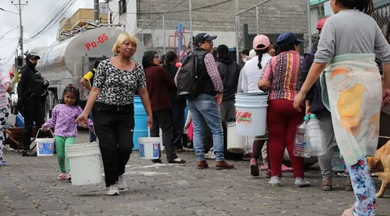 Municipio distribuye agua gratuita en Quito Sur