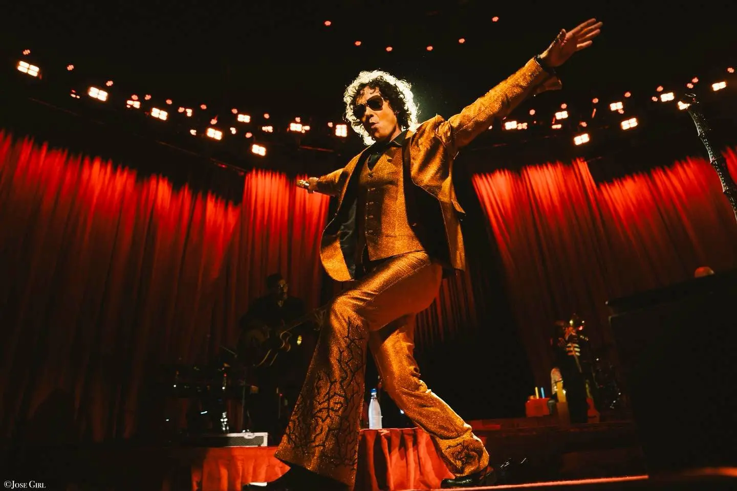 ¡Enrique Bunbury conquista Quito con su esperada llegada y exigencias especiales!