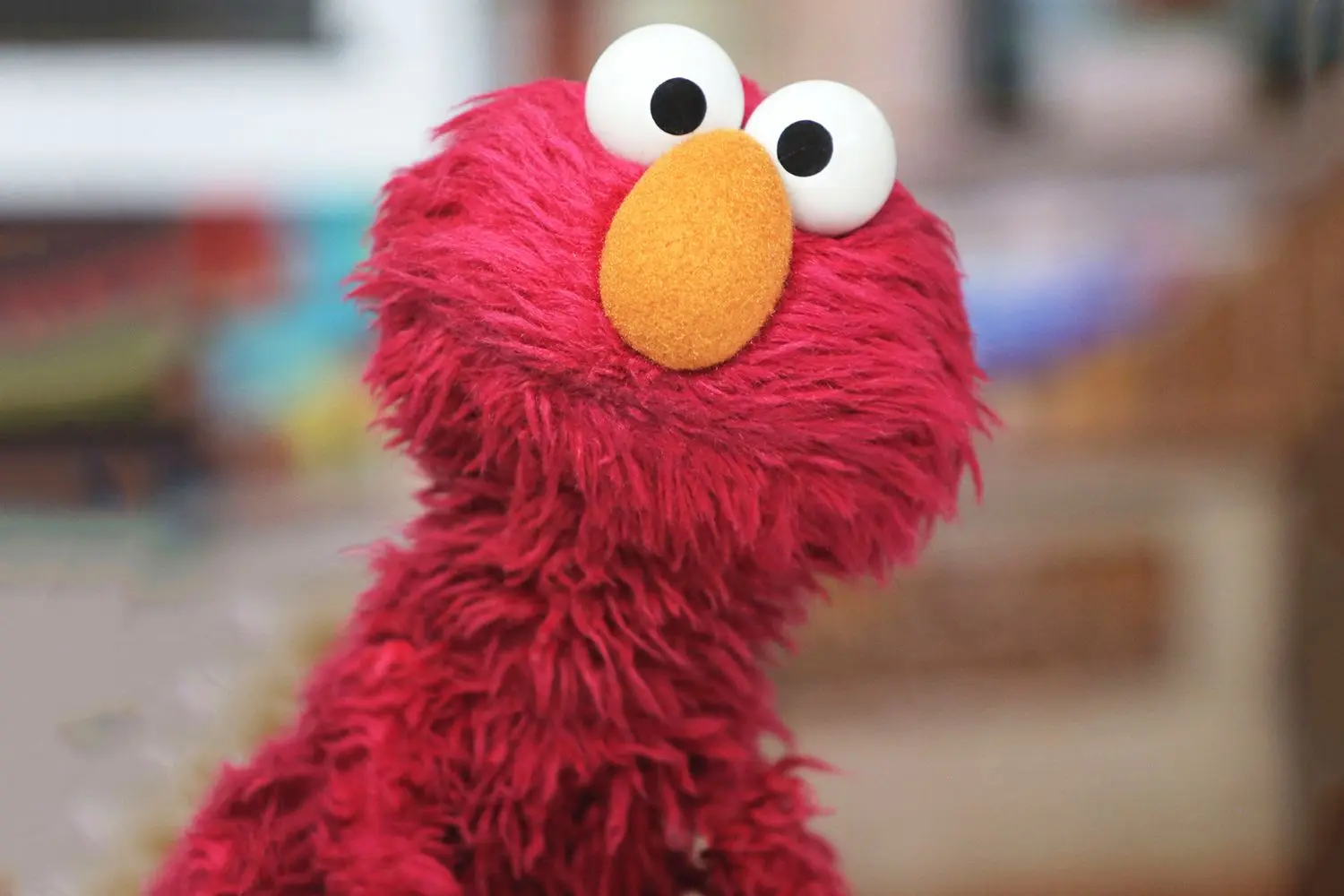 Elmo hackeado: Mensajes impactantes y acusaciones contra Trump desatan el caos.