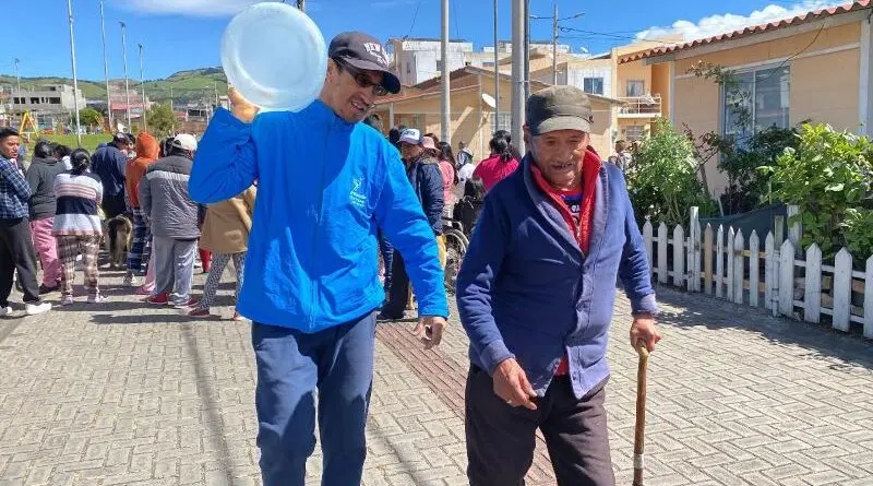 Entrega de agua a familias vulnerables en Huarcay- Últimas noticias Ecuador