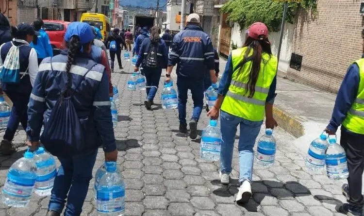 Sancionados colaboran en distribución de agua en Quito- Últimas noticias Ecuador