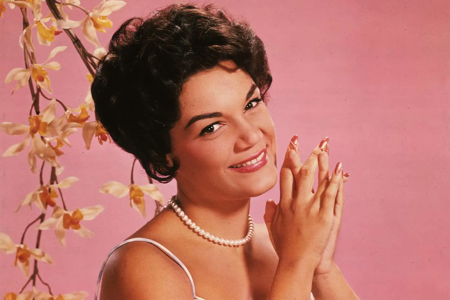Connie Francis, la leyenda de los 60, nos deja a los 87 años. ¡Su legado vive!