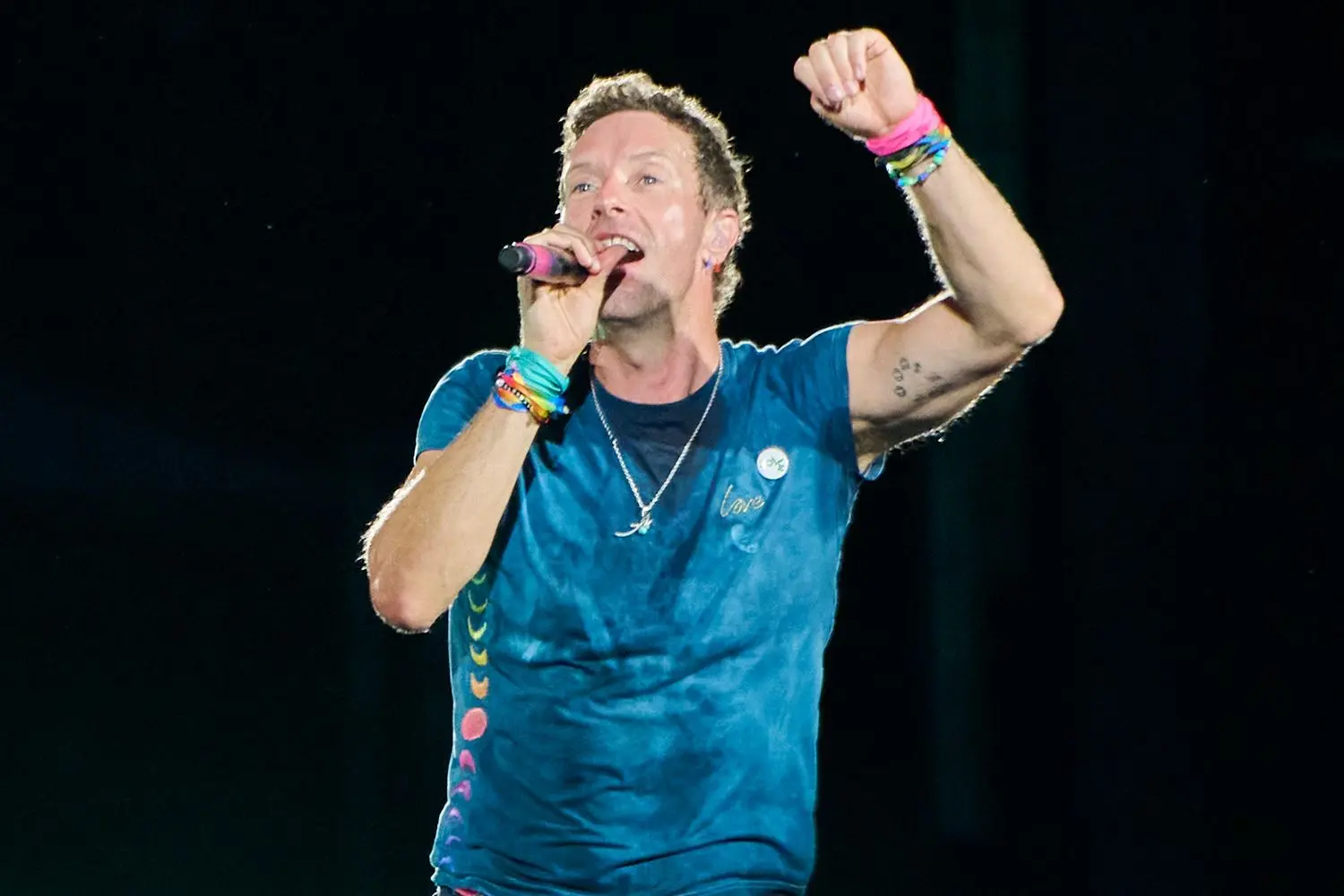 Chris Martin deja a todos boquiabiertos con momentáneo descubrimiento en el escenario