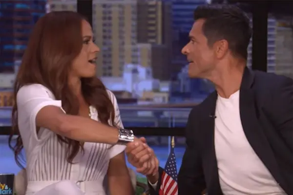 Mark Consuelos revela el verdadero significado detrás de un apretón de manos