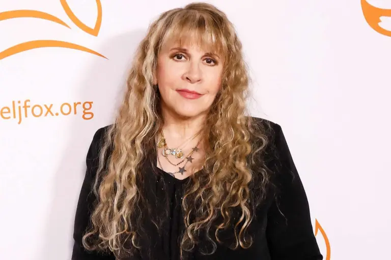Stevie Nicks sorprende al cancelar conciertos por una lesión misteriosa
