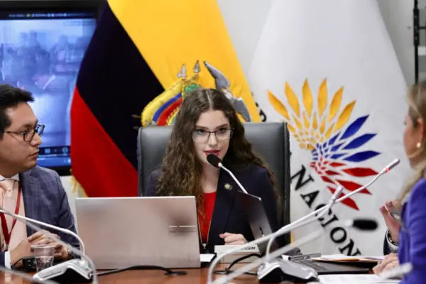 Una asambleísta se convierte en meme tras lectura sorprendente