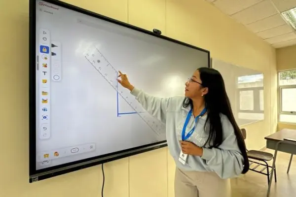 Pantallas interactivas mejoran educación en Quito