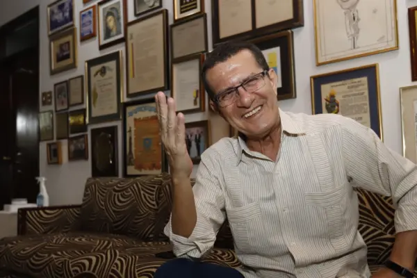 Polo Baquerizo recibe un emotivo homenaje en un desfile escolar